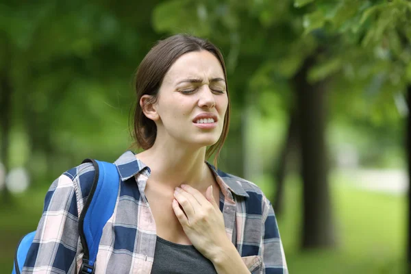 Student Stresat Care Suferă Dureri Gât Mergând Într Campus Sau — Fotografie, imagine de stoc