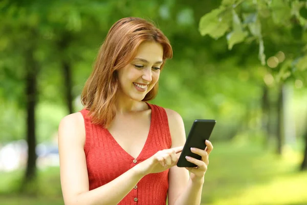 Mulher Feliz Vermelho Usando Telefone Celular Andando Parque — Fotografia de Stock