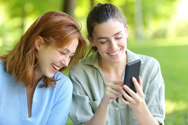 Two Happy Friends Laughing Loud Checking Smart Phone Park — Stock Photo, Image