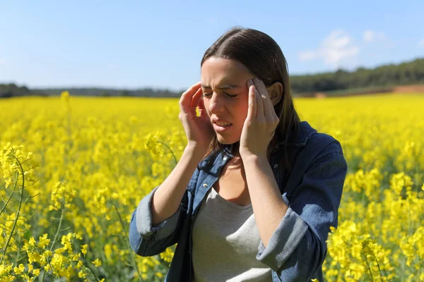 紧张的女人在一片黄色的田野里头疼 — 图库照片