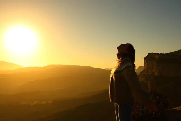 Πλάγια Άποψη Πορτρέτο Ενός Backlight Σιλουέτα Μιας Γυναίκας Που Αναπνέει — Φωτογραφία Αρχείου