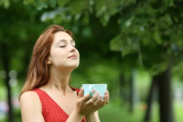 Relaxed Woman Holding Coffee Cup Breathing Fresh Air Park — Stock Photo, Image