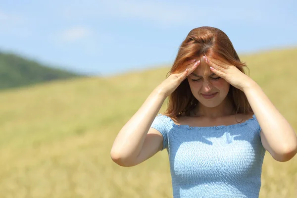 Vorderseite Porträt Einer Frau Mit Migräne Einem Weizenfeld — Stockfoto