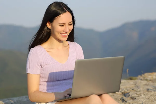 Glücklich Asiatische Frau Mit Laptop Sitzt Auf Einer Klippe Den — Stockfoto
