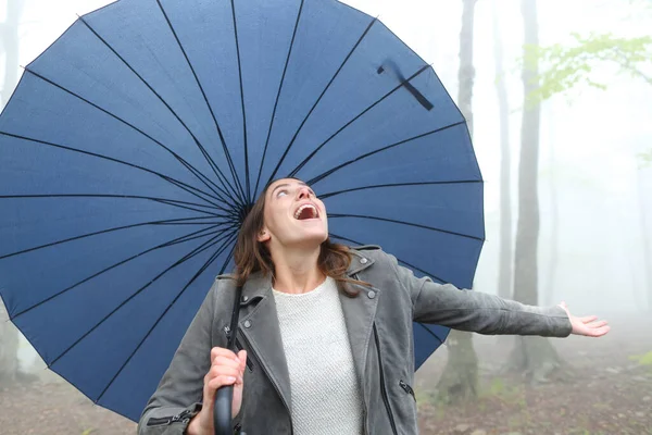 Gelukkige Vrouw Met Een Grote Paraplu Vieren Een Regenachtige Dag — Stockfoto