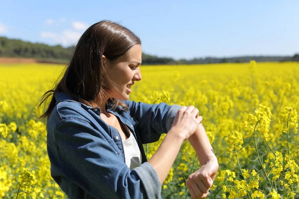 Mujer Estresada Arañando Brazo Campo Verano — Foto de Stock