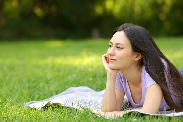 Femme Race Mixte Contemplant Pensant Couché Sur Herbe Dans Parc — Photo