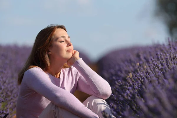 Relajada Mujer Casual Descansando Campo Lavanda Día Soleado —  Fotos de Stock