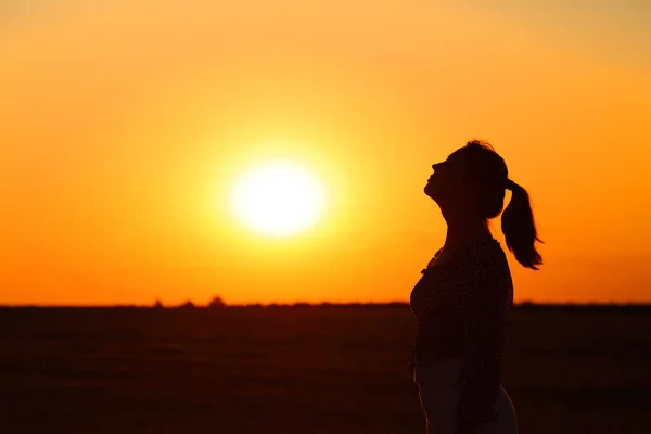 Вид Сбоку Легкий Портрет Женщины Силуэта Дышащей Свежим Воздухом Восходе — стоковое фото