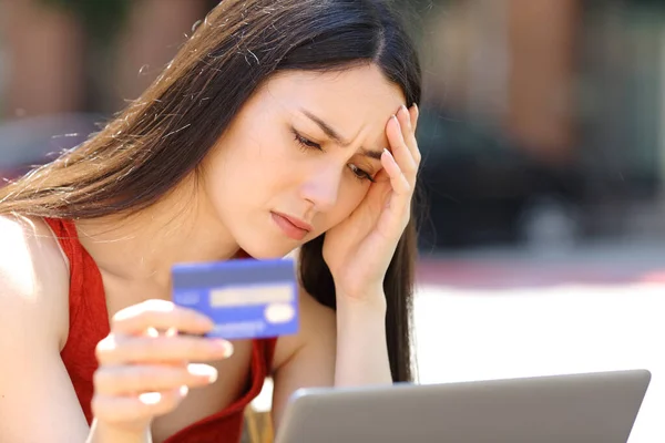 온라인으로 카드와 노트북을 구입하는 문제가 여성을 걱정하는 — 스톡 사진