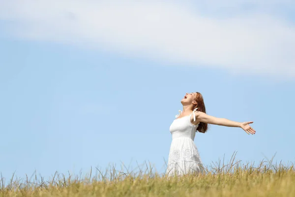 Donna Eccitata Che Urla All Aria Stendendo Braccia Campo Grano — Foto Stock