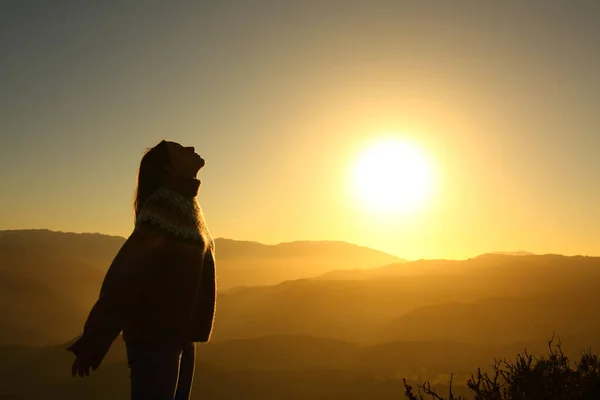 Силуэт Профиля Женщины Дышащей Свежим Воздухом Восходе Солнца Горах — стоковое фото