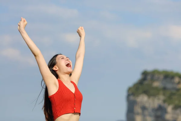 Aufgeregt Asiatische Frau Rot Erhobenen Armen Und Schreit Der Natur — Stockfoto