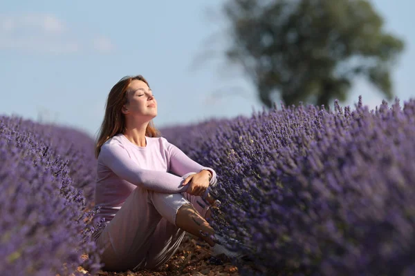 Femme Détendue Respirant Air Frais Assis Dans Champ Lavande Une — Photo