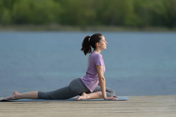 Retrato Cuerpo Completo Una Mujer Haciendo Pose Yoga Muelle Laguna — Foto de Stock