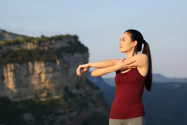 Asiatisk Idrottskvinna Sträcker Armarna Berget Vid Solnedgången — Stockfoto