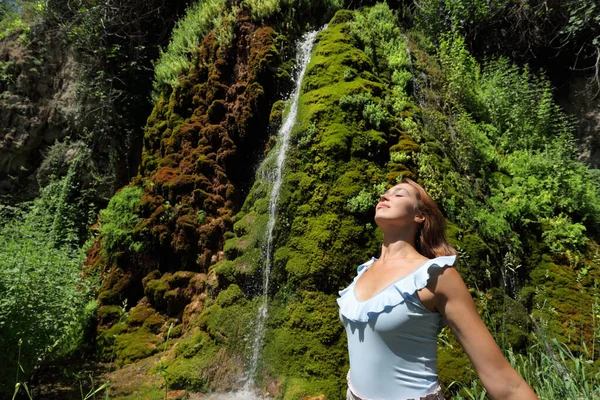 Mujer Feliz Respirando Aire Fresco Una Pequeña Caída Agua Montaña —  Fotos de Stock