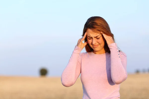 Kranke Frau Klagt Über Kopfschmerzen Freien Auf Abgeerntetem Feld — Stockfoto