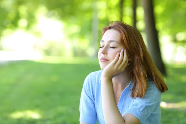 Hermosa Mujer Relajándose Sentada Parque — Foto de Stock