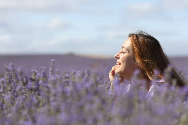 Retrato Vista Lateral Una Mujer Feliz Relajándose Medio Del Campo —  Fotos de Stock