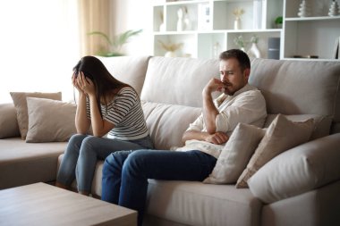 Üzgün çift evdeki kanepede otururken ilişki sorunları yaşadığından şikayet ediyor.