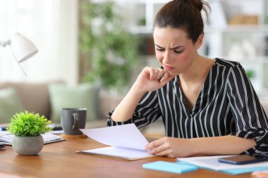 Şüpheli serbest meslek sözleşmesi imzalamadan önce evde çalışıyor.