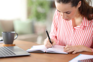 Ajandada evde çalışan ciddi bir tele-sekreter.