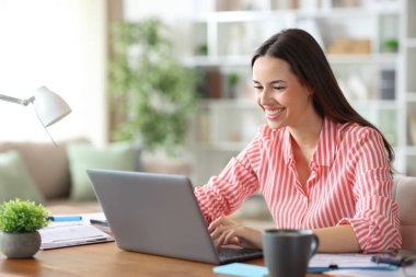 Mutlu serbest meslek evde gülerek ve dizüstü bilgisayarla çalışmaktır.