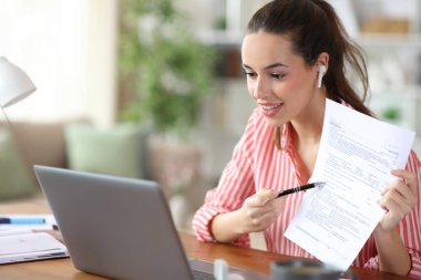 Serbest meslek rehberi, video görüşmesi yapıyor. Evrakların evde çalışmasından bahsediyor.