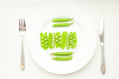 Fasulye beyaz plaka üzerinde yeşil bezelye