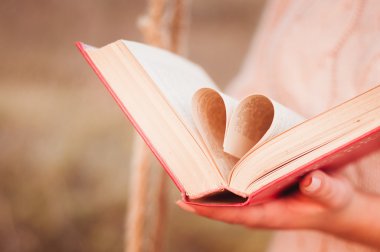 Sayfa kitap şeklinde kalp