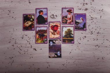 Kehanet kartları sevgi ve aile için kalbe göre hizalanır. Erkek ve kadın ilişkileri, astroloji, falcılık ve inanç kavramı.