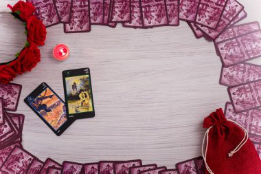 Kehanet kartları güller ve mumlarla aynı hizada. Erotik kart destesi. Gizem, astroloji, falcılık, inanç, aşk ve erotik kavram. Boşluğu kopyala