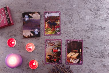 Kehanet kartları mor yanan mum ve kuru lavanta ile aynı hizada. Gizem, astroloji, falcılık ve inanç kavramı..