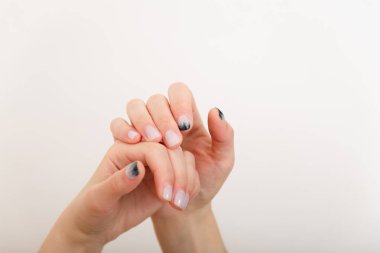 Beyaz arka planda köknar ağacı manikürlü kadın elleri. Noel ya da kış tırnak sanatı. El bakımı, tırnak tasarımı, güzellik ve sağlık konsepti. Boşluğu kopyala.