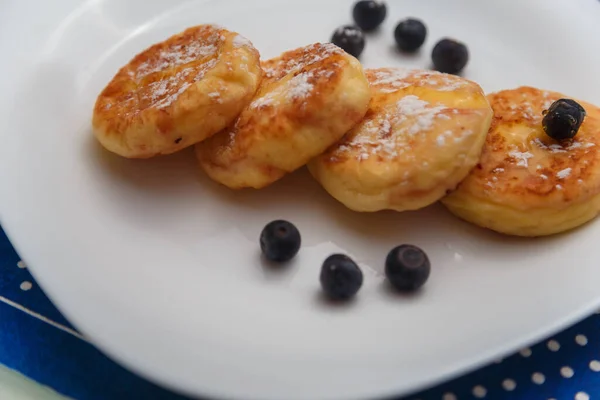 Panqueques Tradicionales Sirniki Requesón Con Arándanos Plato Blanco Con Servilleta — Foto de Stock