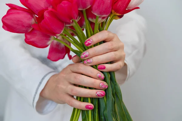 Kobiece Ręce Różowym Wiosennym Manicure Kwiaty Projekt Gospodarstwa Bukiet Tulipany — Zdjęcie stockowe