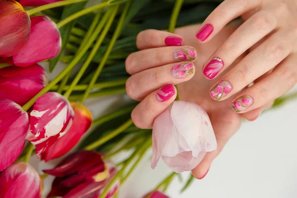 Kobiece Ręce Delikatnym Wiosennym Manicure Gospodarstwa Różowy Świeży Tulipan Tle — Zdjęcie stockowe
