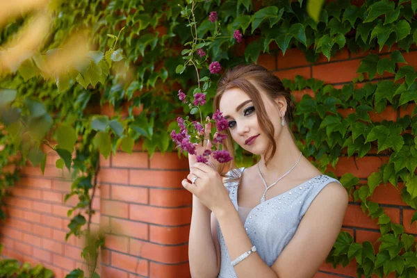 Piękna Dziewczyna Przetargu Sukienka Balowa Ścianie Cegły Zielony Bluszcz Krzak — Zdjęcie stockowe