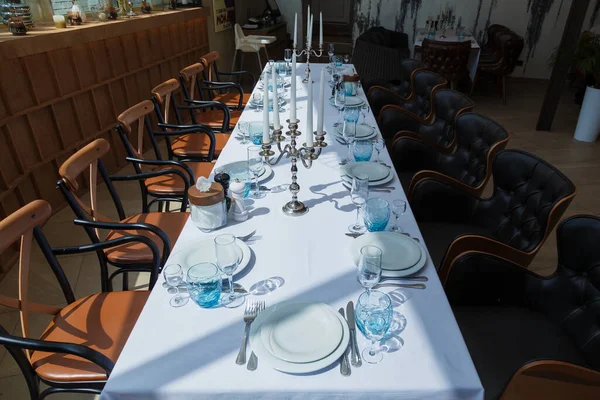 Set Tavola Festivo Con Panno Bianco Piatti Forchette Bicchieri Blu — Foto Stock