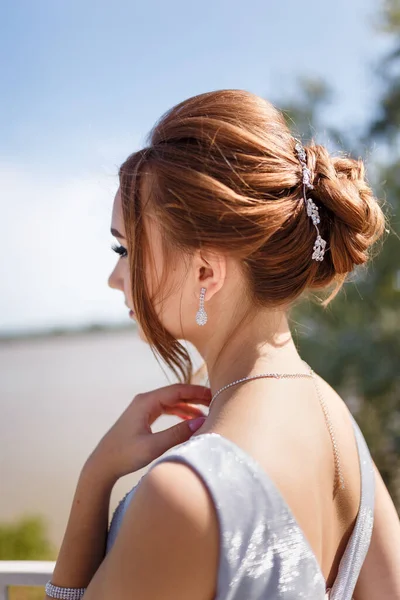 バック川の銀行の背景に柔らかいプロムのドレスで美しい女の子の 春の風景の女性の肖像 — ストック写真