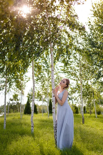 Bella Ragazza Tenero Abito Ballo Tra Betulle Verdi Sfondo Cielo — Foto Stock