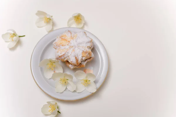 Zarte Sandtorte Mit Puderzucker Auf Teller Mit Ein Paar Jasminblüten — Stockfoto