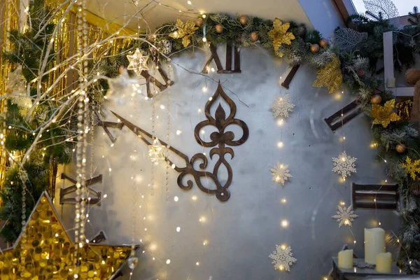 Orologio Natale Decorazioni Stelle Dorate Abeti Quasi Mezzanotte Minuti Alle — Foto Stock