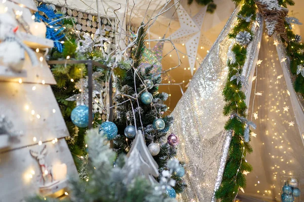 Decoraciones Navidad Año Nuevo Con Wigwam Abeto Ramas Bulbos Estrellas —  Fotos de Stock