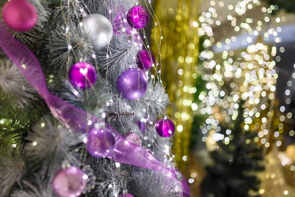 Ramas Árboles Navidad Con Bulbos Decorativos Púrpura Luces Cálidas Bokeh — Foto de Stock