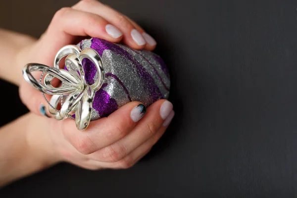 Руки Женщины Маникюром Елового Леса Серебряной Фиолетовой Игрушкой Черном Фоне — стоковое фото