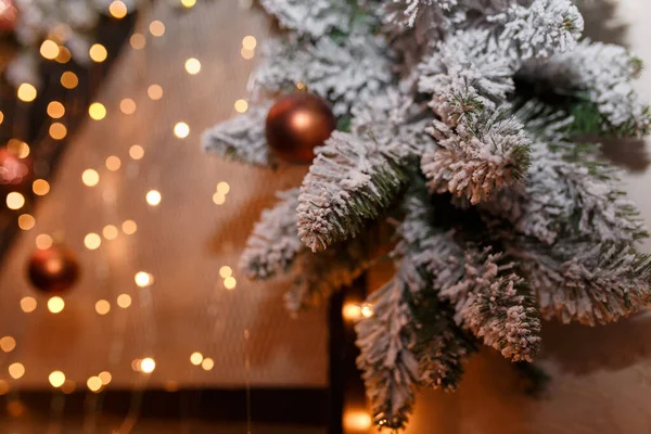 황금색 눈덮인 전나무 가지와 나무로 조명이 공간에 부드러운 초점의 크리스마스 — 스톡 사진
