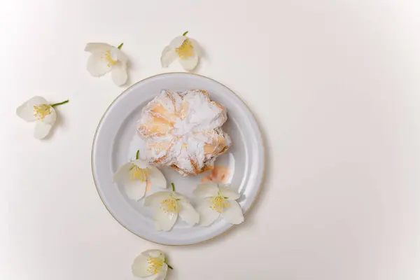 Zarte Sandtorte Mit Puderzucker Auf Teller Mit Ein Paar Jasminblüten — Stockfoto