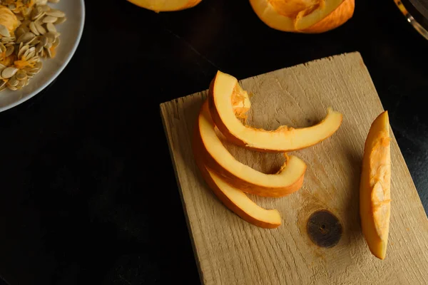Slices Chopped Pumpkin Wooden Kitchen Board Black Table Autumn Seasonal — Stock Photo, Image